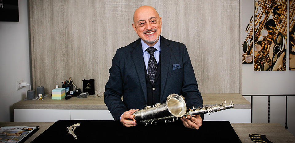 Atelier Cherubini - Maurizio Cherubini con un Sax che sta riparando